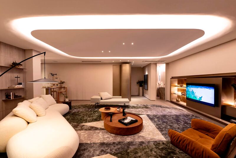 Sala de estar moderna com móveis aconchegantes e iluminação suave