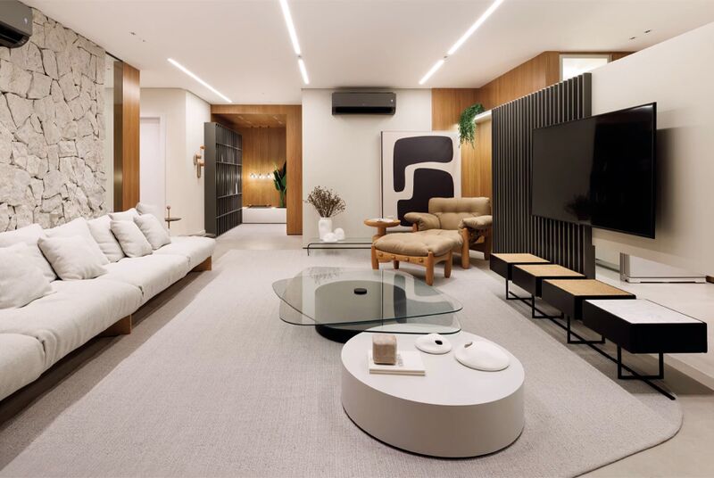 Sala moderna e aconchegante com sofá e mesa de centro