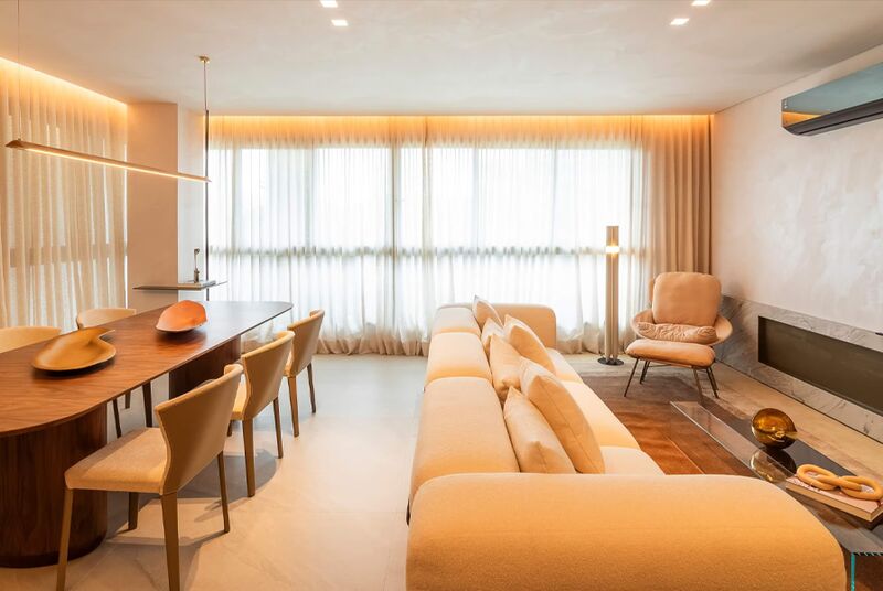 Sala de estar moderna com paredes claras e iluminação suave