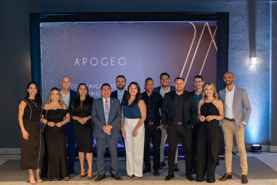 Clientes, parceiros e colaboradores no evento de entraga do Apogeo, em Cuiabá