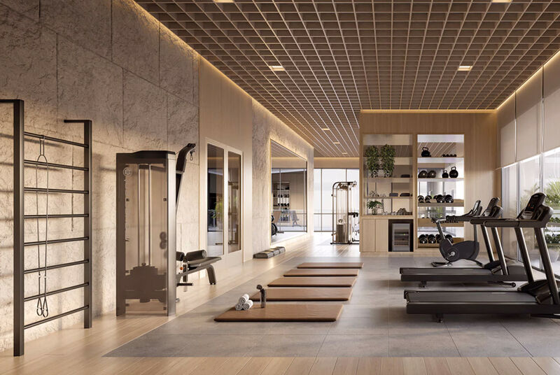 Academia moderna com equipamentos diversificados