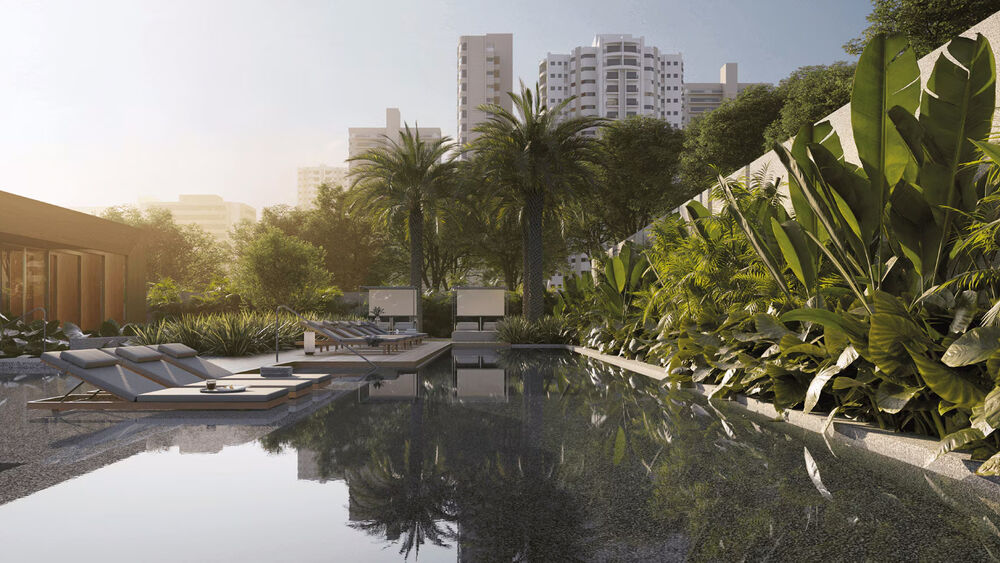Área de lazer com piscina e plantas em ambiente urbano.
