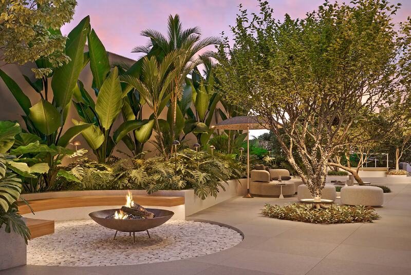 Jardim moderno com área de descanso e fogueira