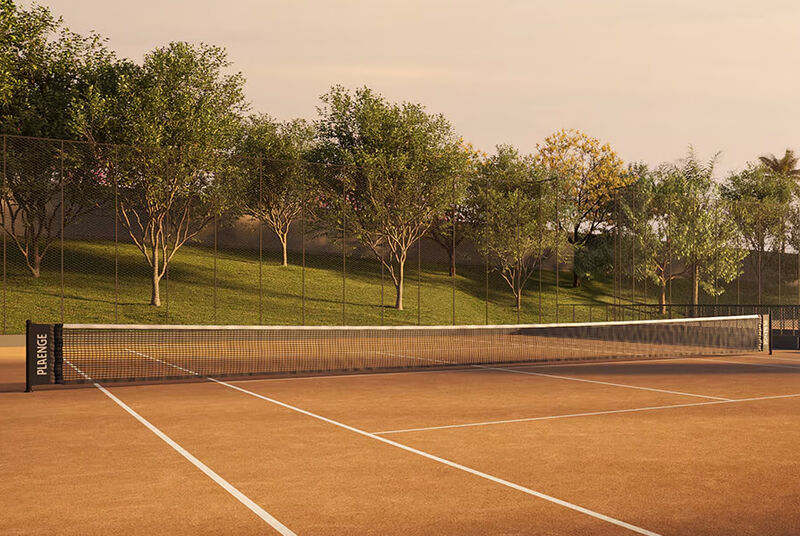 Quadra de tênis com rede e árvores ao fundo