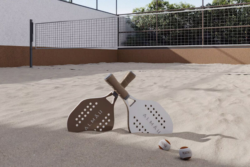 Raquetes de beach tennis em quadra de areia