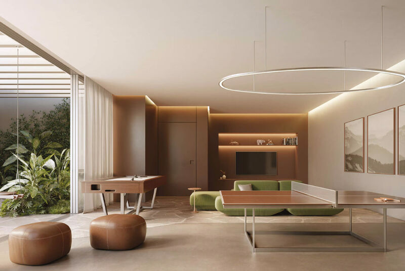 Sala moderna com móveis contemporâneos e plantas.