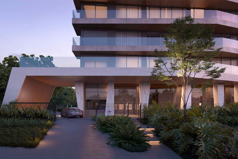 Prédio moderno com jardim e iluminação suave ao entardecer.