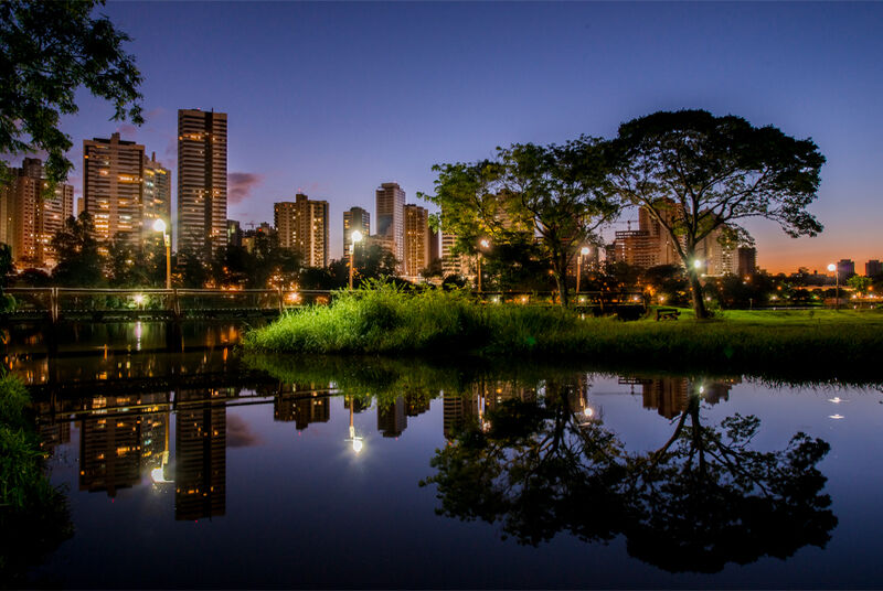 Reflexo de prédios em lago ao entardecer