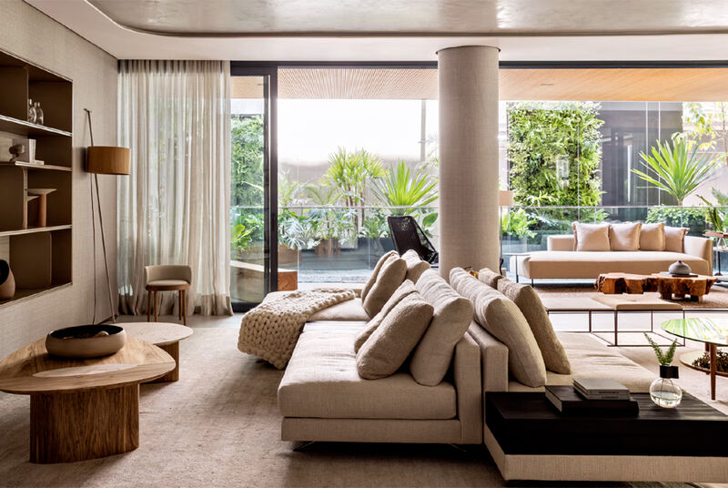 Sala de estar moderna com plantas e decoração aconchegante