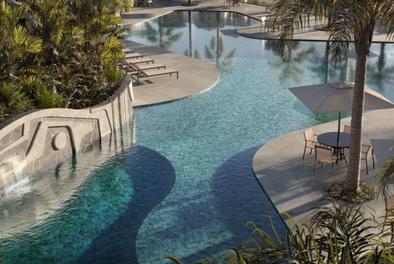 Piscina moderna rodeada por palmeiras e espreguiçadeiras