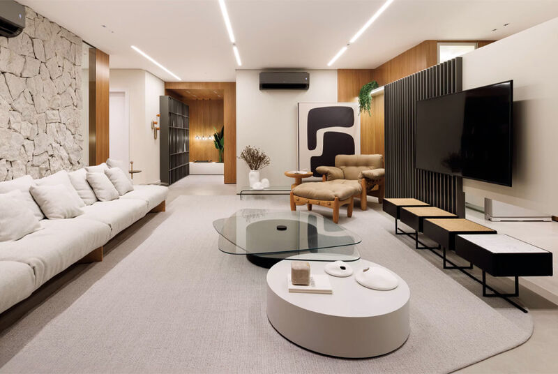 Sala moderna com sofá, mesa de centro e decoração elegante.