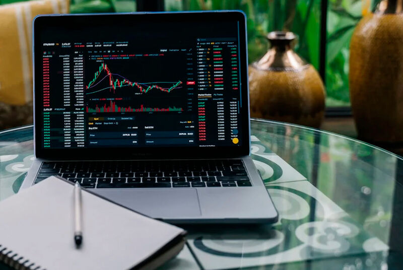 Análise de dados de mercado em laptop