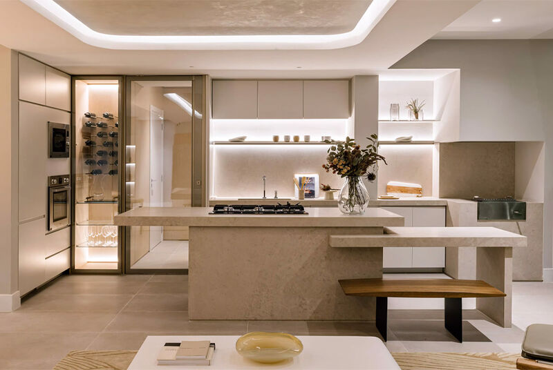 Cozinha moderna com bancada em pedra e iluminação suave.