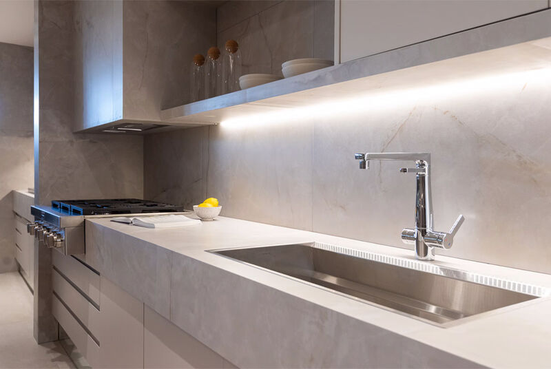 Cozinha moderna com pia de inox e decoração minimalista