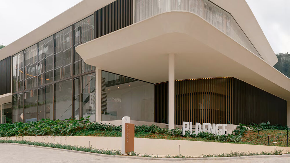 Fachada moderna do edifício Plaenge em meio à natureza.
