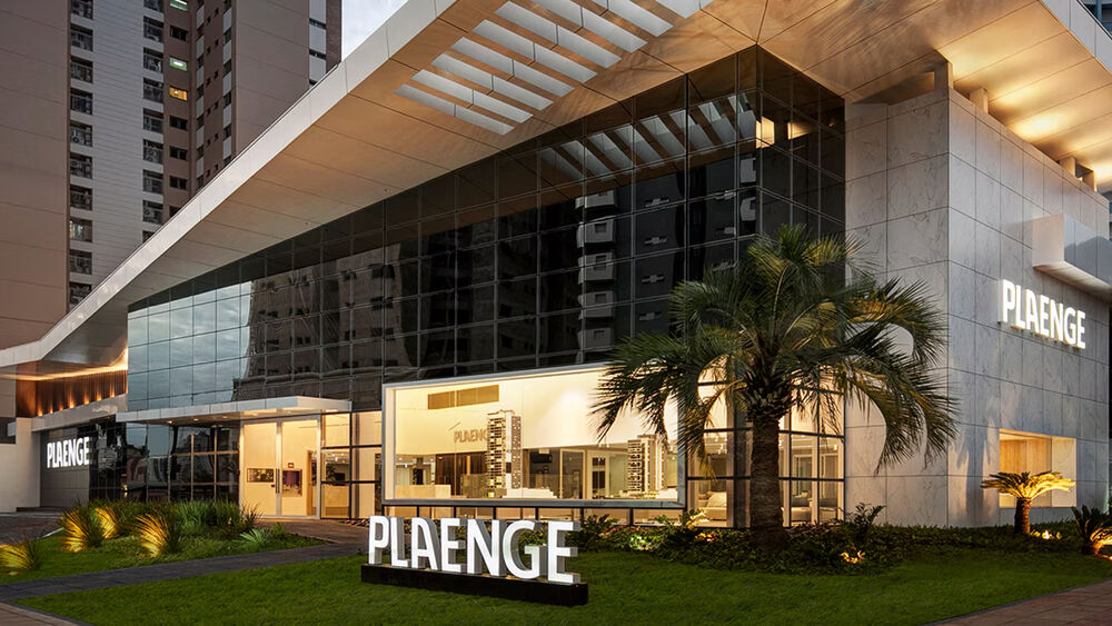Fachada moderna do edifício da Plaenge à noite