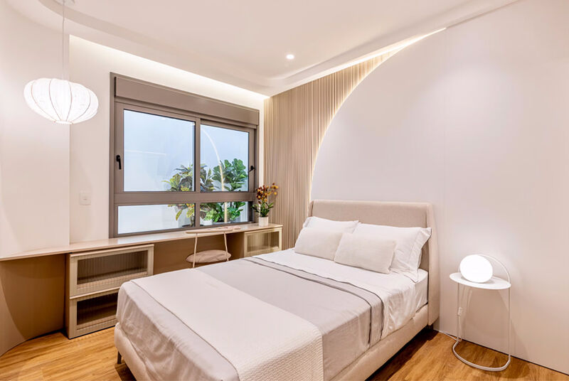 Quarto moderno com cama e janela grande