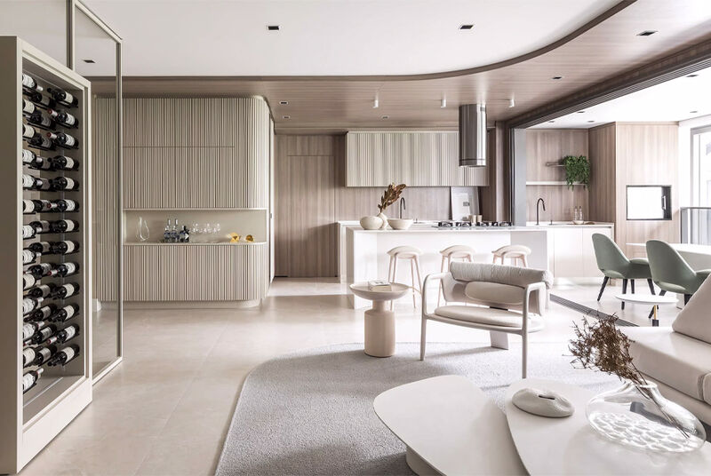 Sala de estar e cozinha modernas em ambiente claro.