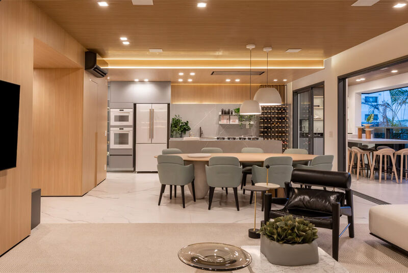 Sala de estar moderna com cozinha integrada e móveis elegantes