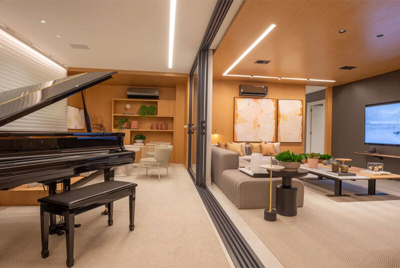 Sala moderna com piano e área de estar elegante