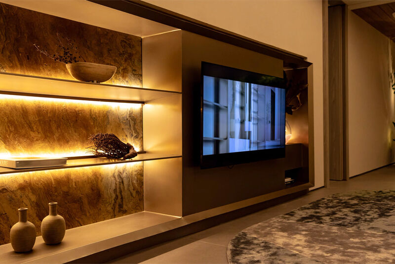 Sala moderna com iluminação suave e TV na parede