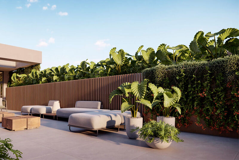 Varanda elegante com plantas e sofás aconchegantes