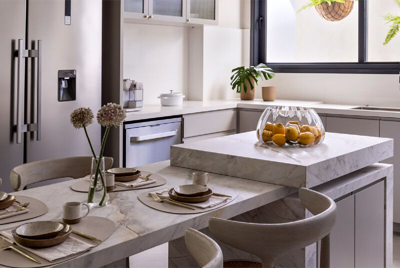 Cozinha moderna com mesa e frutas frescas