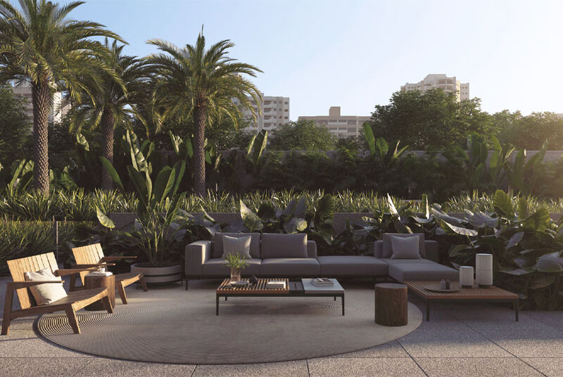 Espaço externo moderno com sofás e plantas tropicais