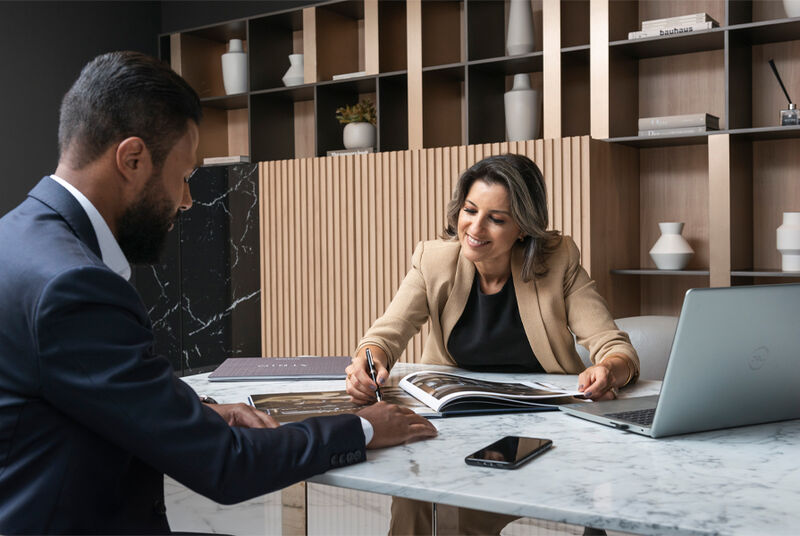 Mulher assinando documento em escritório moderno