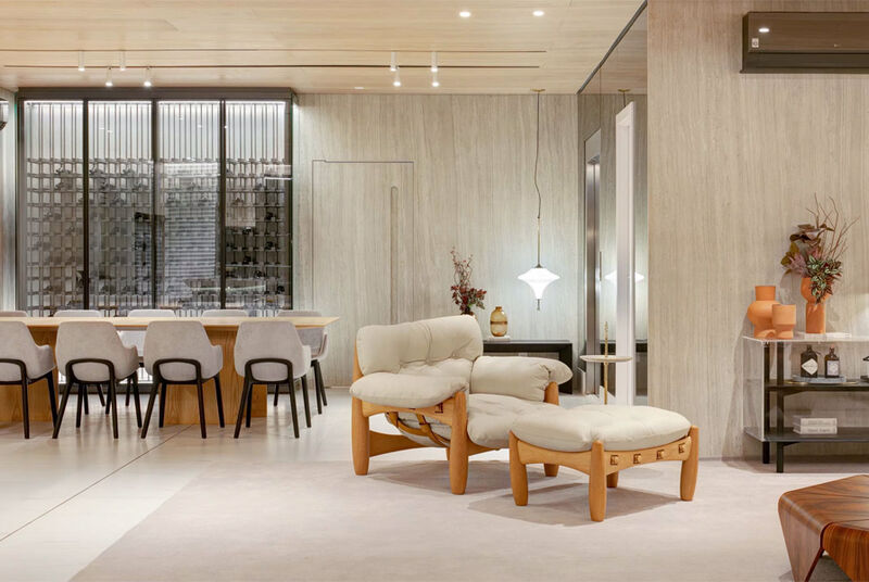 Sala moderna com sofá confortável e mesa de jantar elegante.