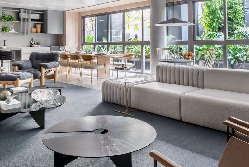 Sala moderna com sofá e mesa de centro elegante