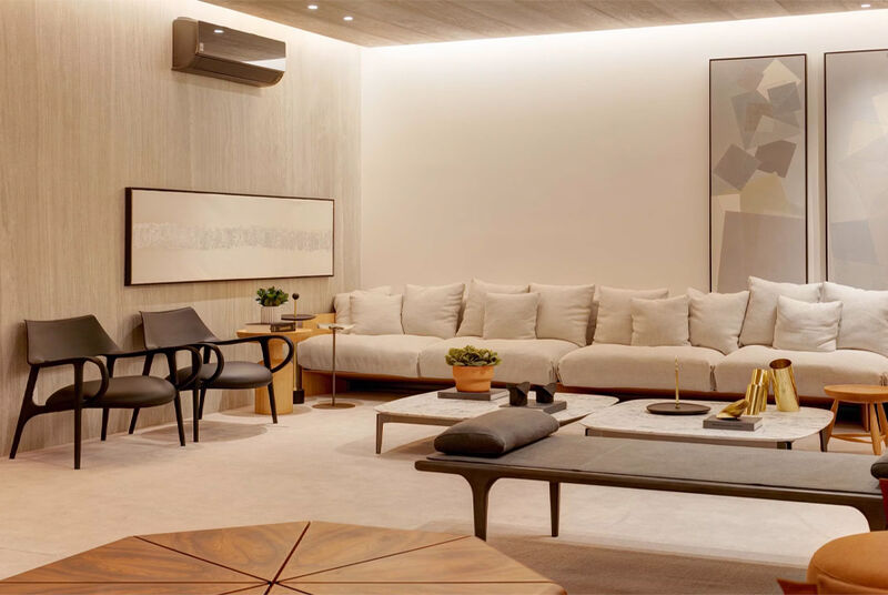 Sala moderna com sofás e mesa de centro elegante