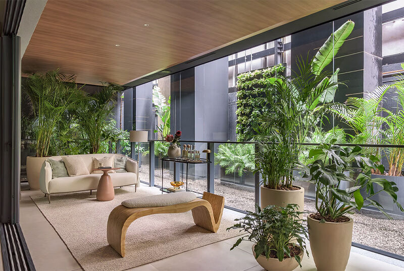 Varanda com plantas e sofá em ambiente moderno