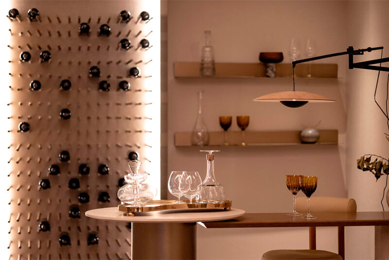 Ambiente elegante com adega e taças sofisticadas