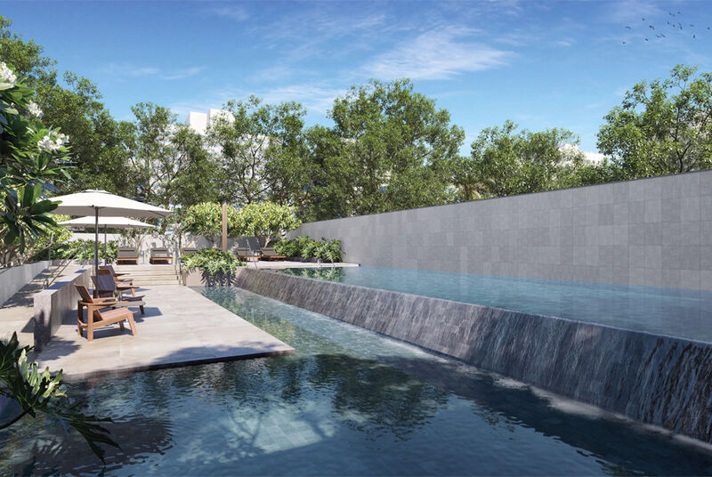 Piscina com cascata em área externa tranquila