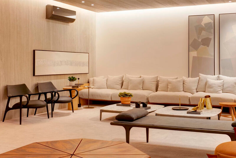 Sala de estar moderna com sofá e mesas de centro elegantes