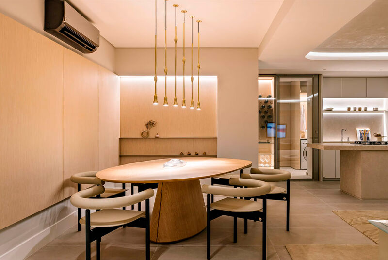 Sala de jantar moderna com mesa oval e cadeiras elegantes.