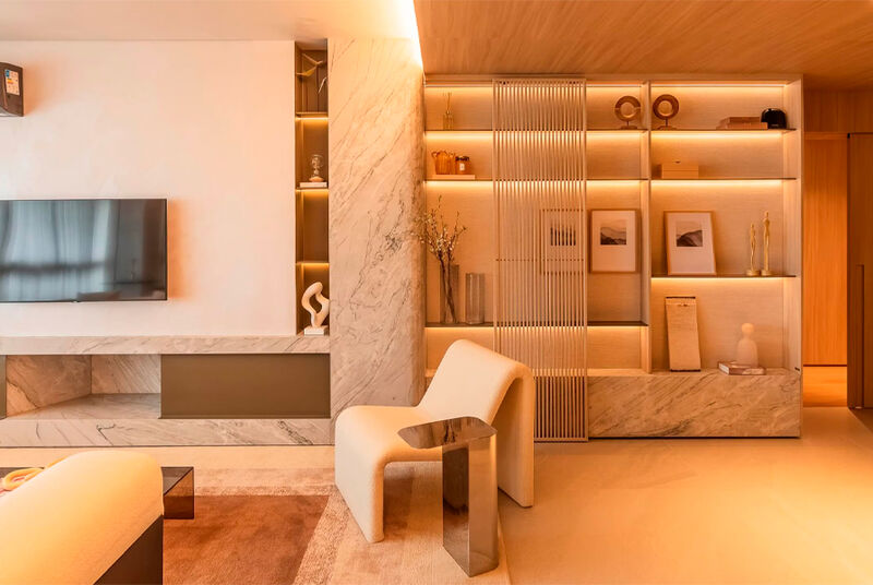 Sala de estar moderna com iluminação suave e design minimalista.