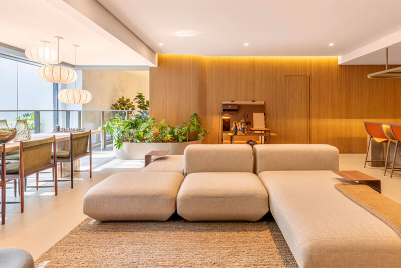 Sala moderna com sofá, mesa de jantar e plantas decorativas