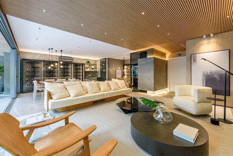 Sala moderna com sofá e mesa de centro elegante