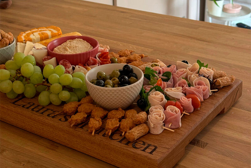 Tábua de frios com uvas, queijos e embutidos variados