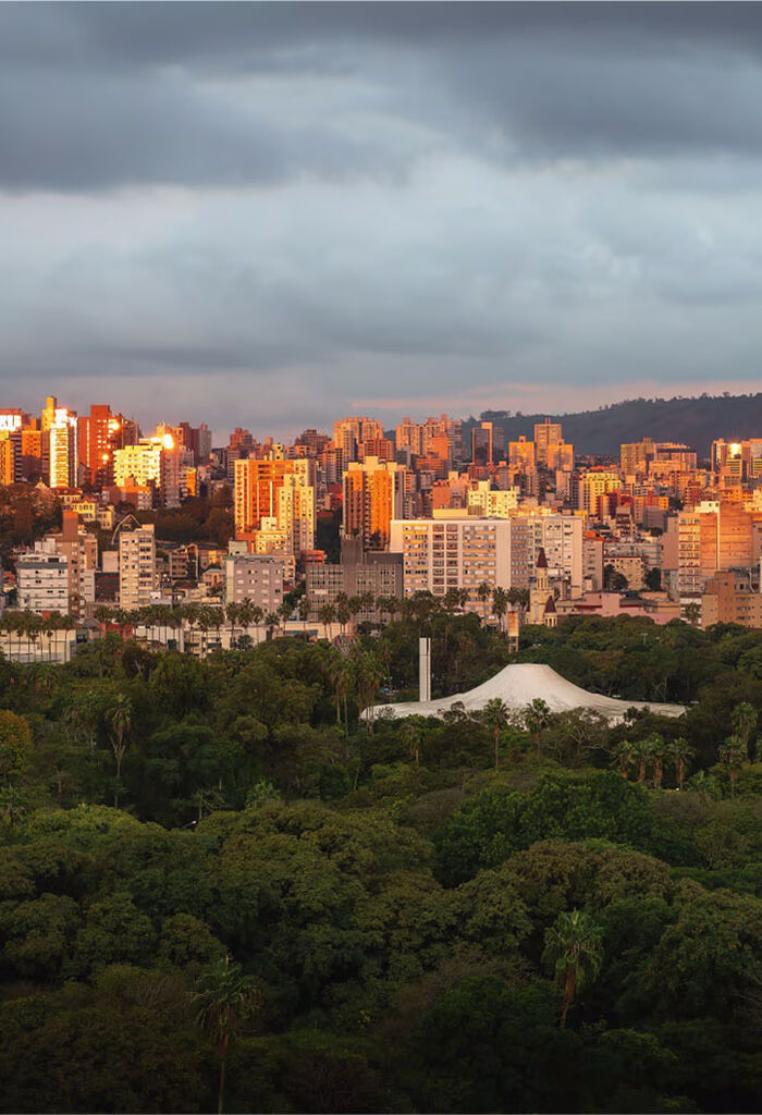 Vista da cidade com edifícios à luz do pôr do sol.