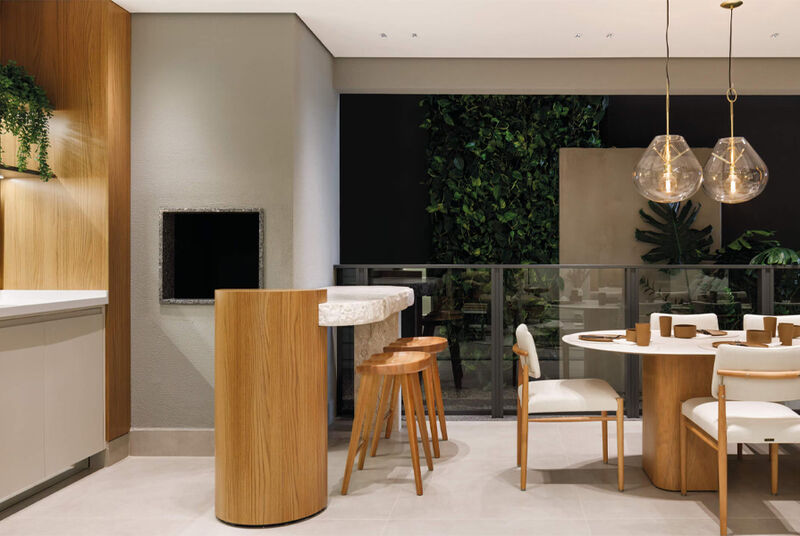 Ambiente moderno com mesa e cadeiras em madeira.