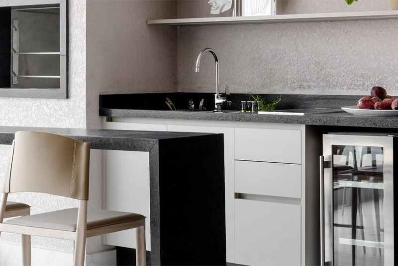 Cozinha moderna com bancada e cadeira clara