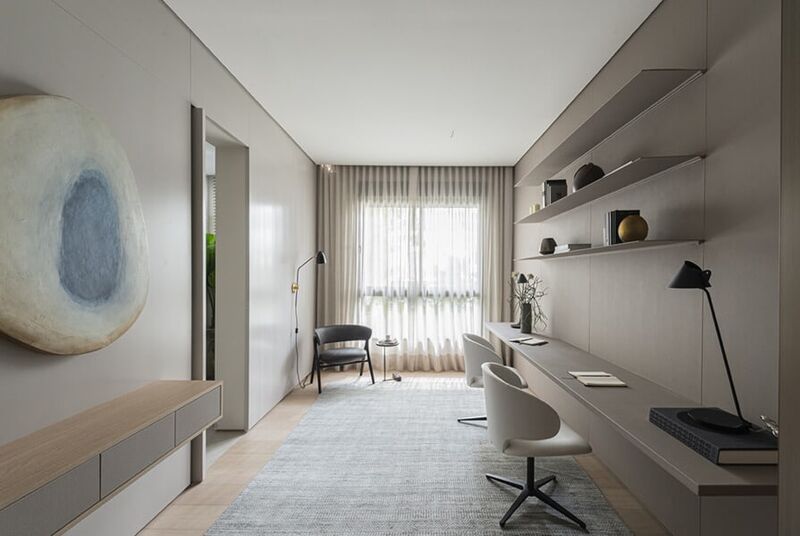 Escritório moderno com mesa e cadeiras elegantes.