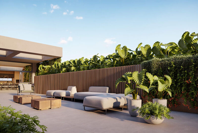 Espaço ao ar livre com móveis modernos e plantas verdes