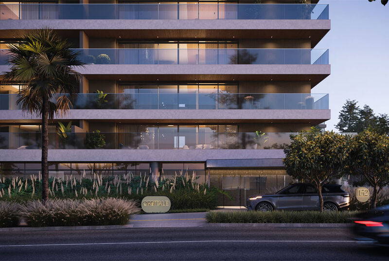 Fachada moderna de edifício com varandas e plantas