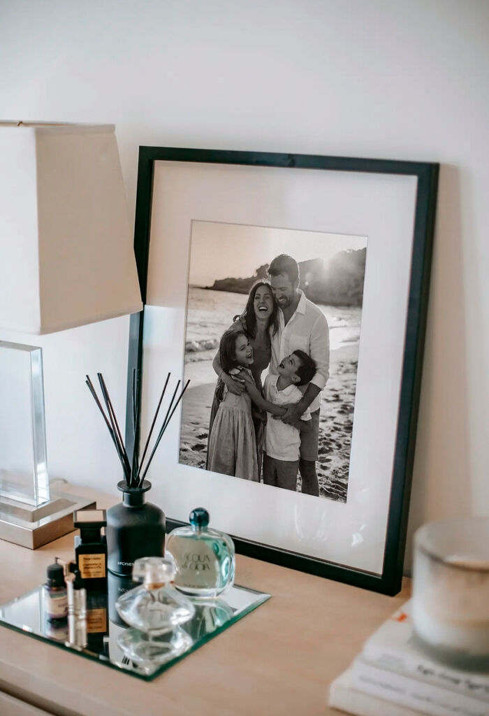 Família feliz em uma foto emoldurada decorando mesa.