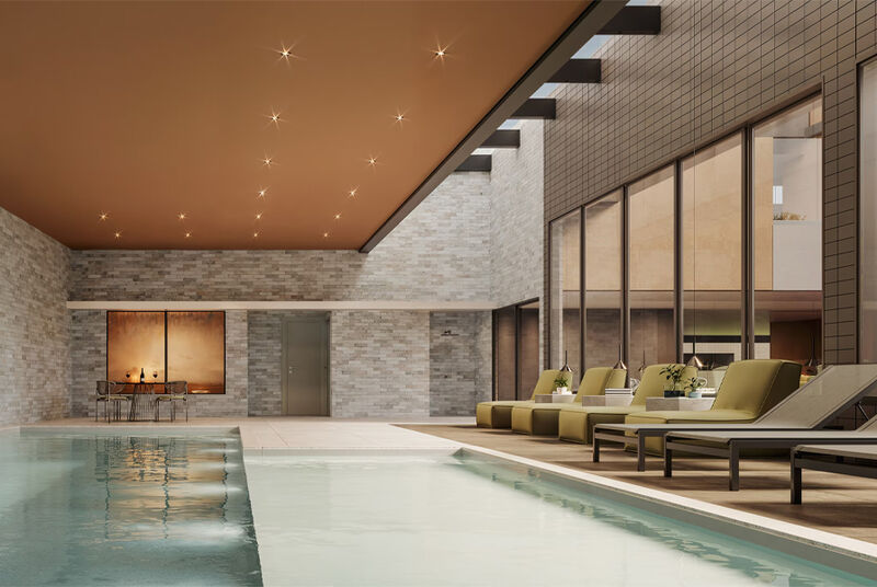 Interior de piscina com espelhos e cadeiras confortáveis