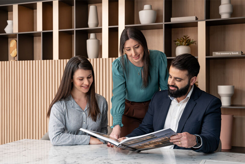 Profissionais analisando portfólio em reunião